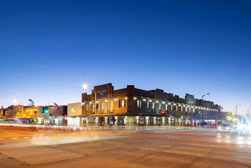 Royal Hotel at Qeuanbeyan taken at dusk