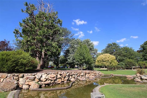 Image of Queanbeyan Park and the sunken garden